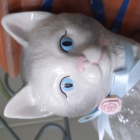 Vintage High Gloss Ceramic Gray and White Cat Figurine with blue & pink ribbon - Picture 2 of 9